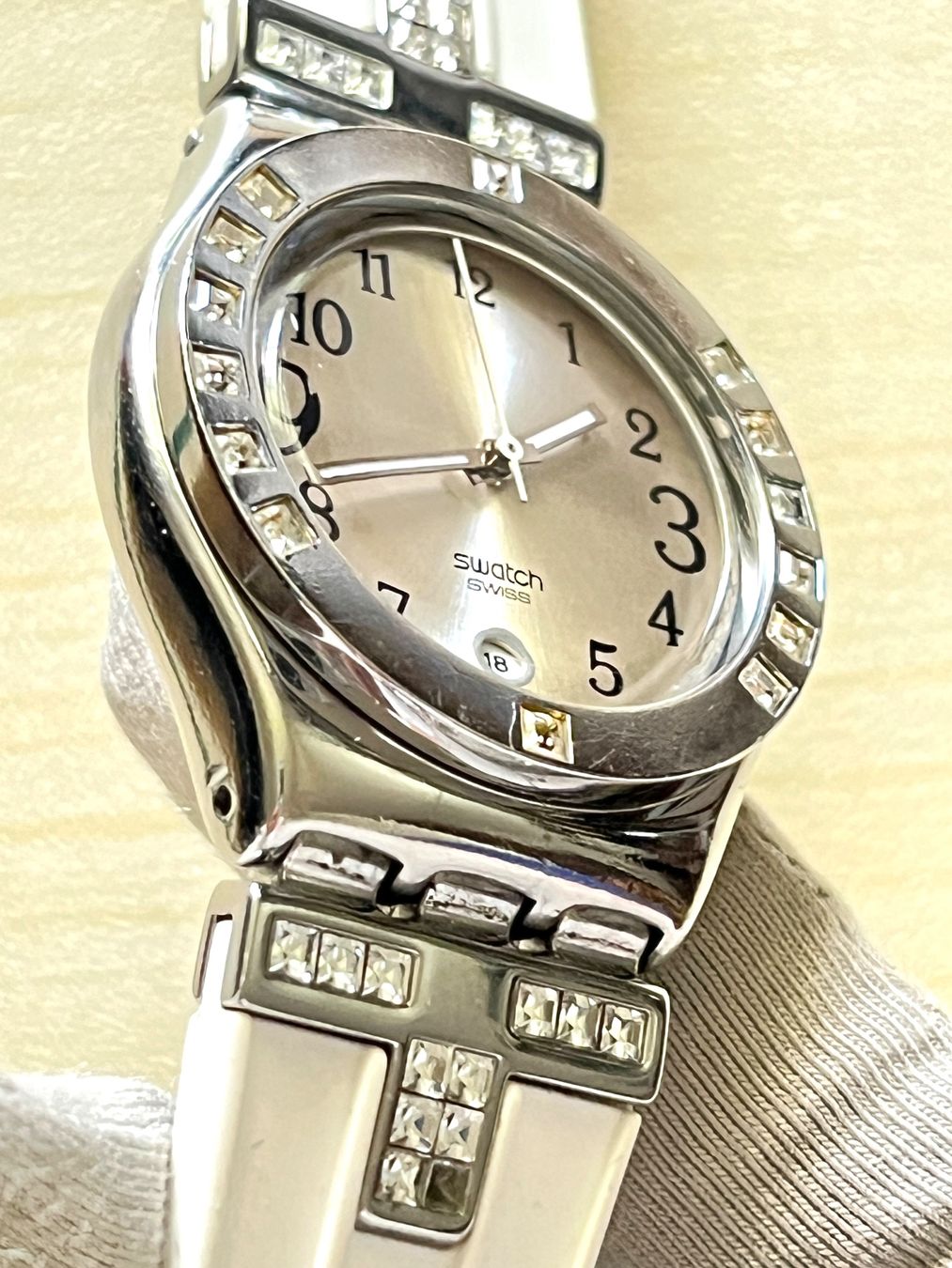 Swatch Orologi: Swatch Uhr Damen weiss mit Steinen – Usato da Grenchen venduto da chththl 2