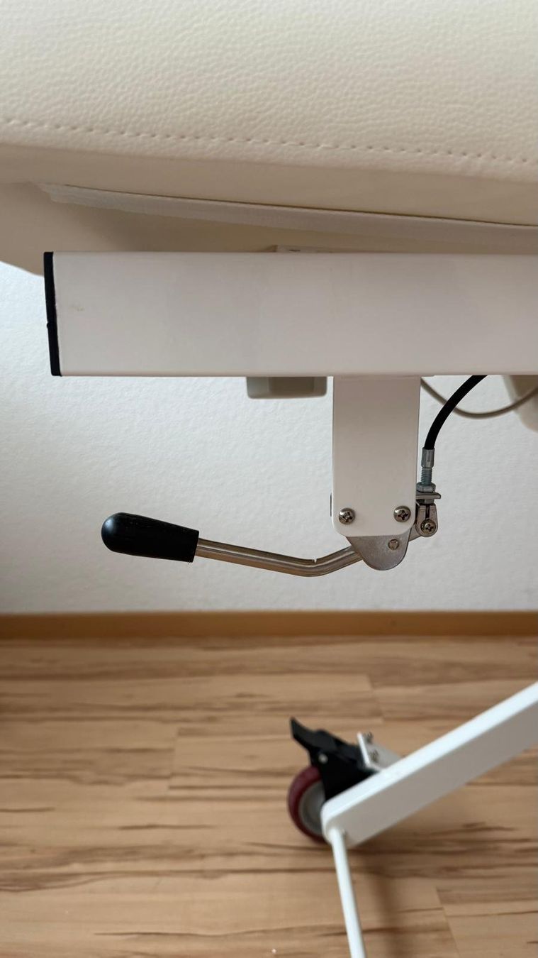 Altro per la cura del corpo: Table de massage/esthétique électrique réglable en hauteu... – Usato da St-imier venduto da chr_7zhj 2