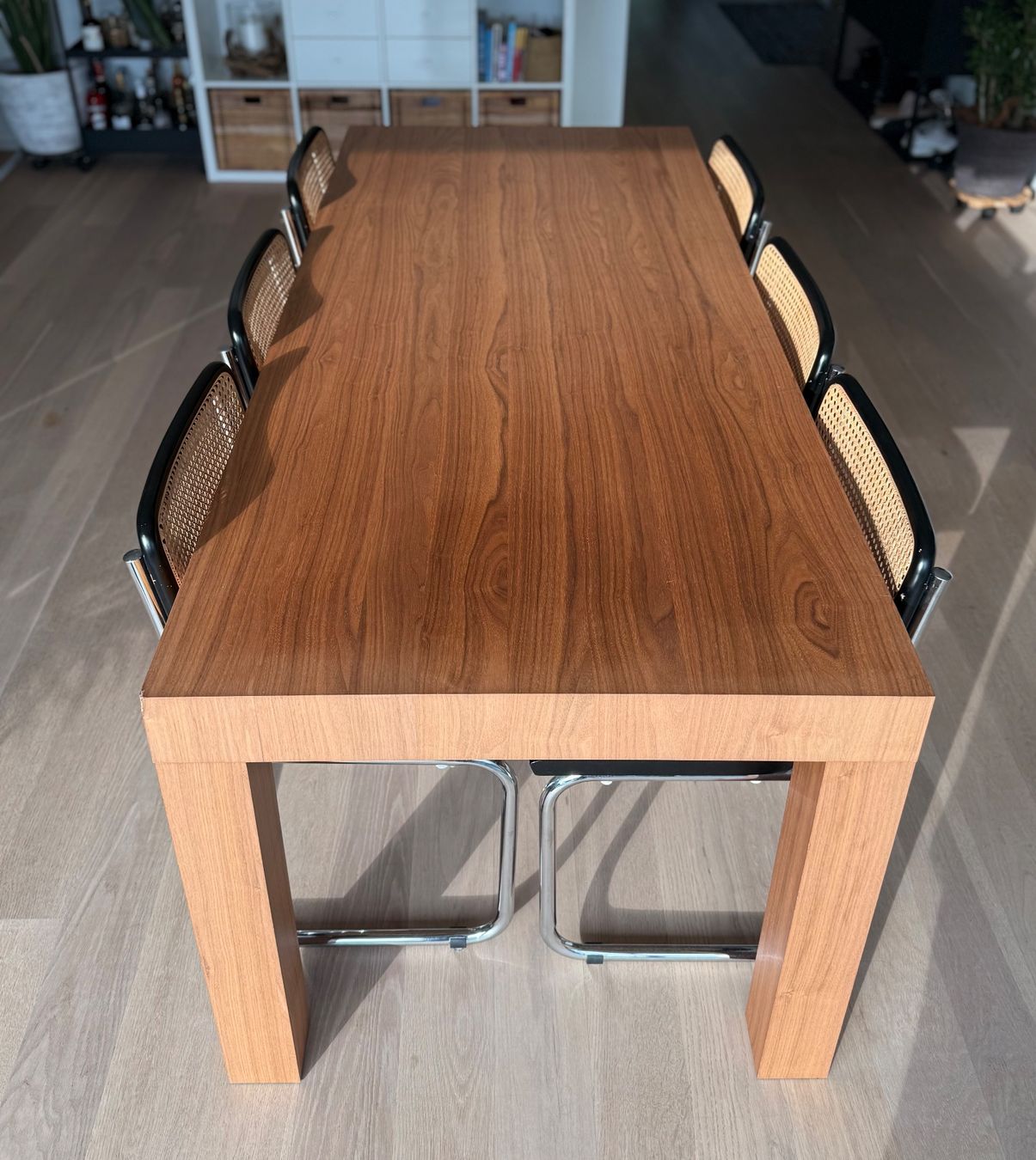 Pfister Set di tavolo e panche: Esstisch Nussbaum mit 6 Freischwinger Stühlen Set – Usato da Schwyz venduto da hel_6ys6