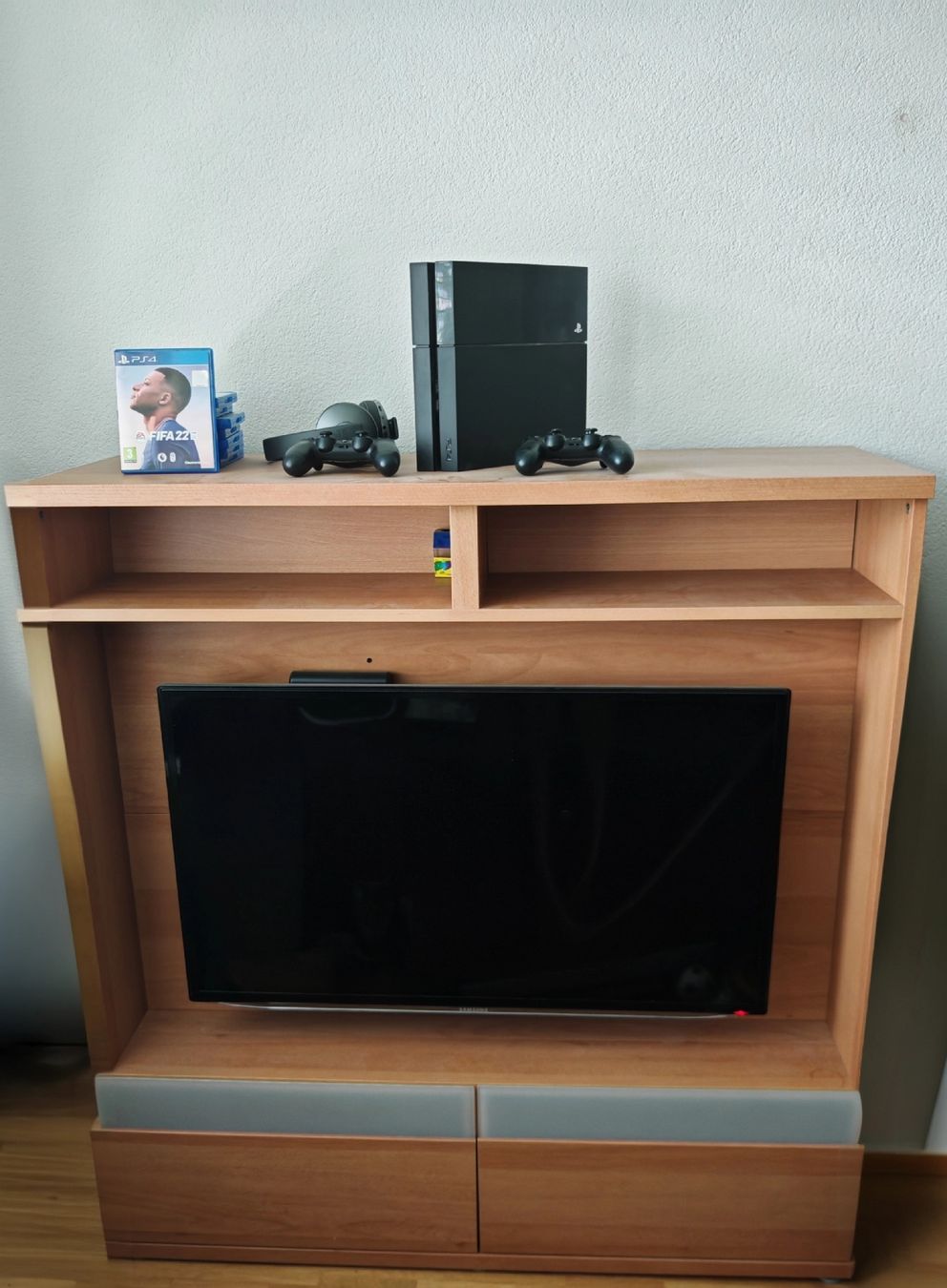Sony Giochi: Gamerset inkl Möbel TV PS4 Games Controller Headset – Usato da Lyss venduto da AdiTrade