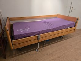 Belluno Pflegebett inkl. Antidekubitus-Matratze, Nachttisch