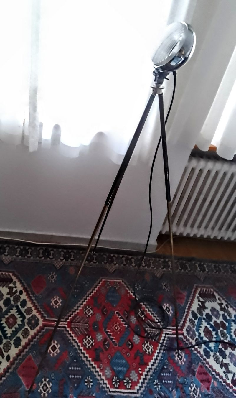 Lampen: Scheinwerfer auf Stativ Vintage Design Lampe Wohnzimmer – Gebraucht aus St. Gallen von EastLakeConcept 1
