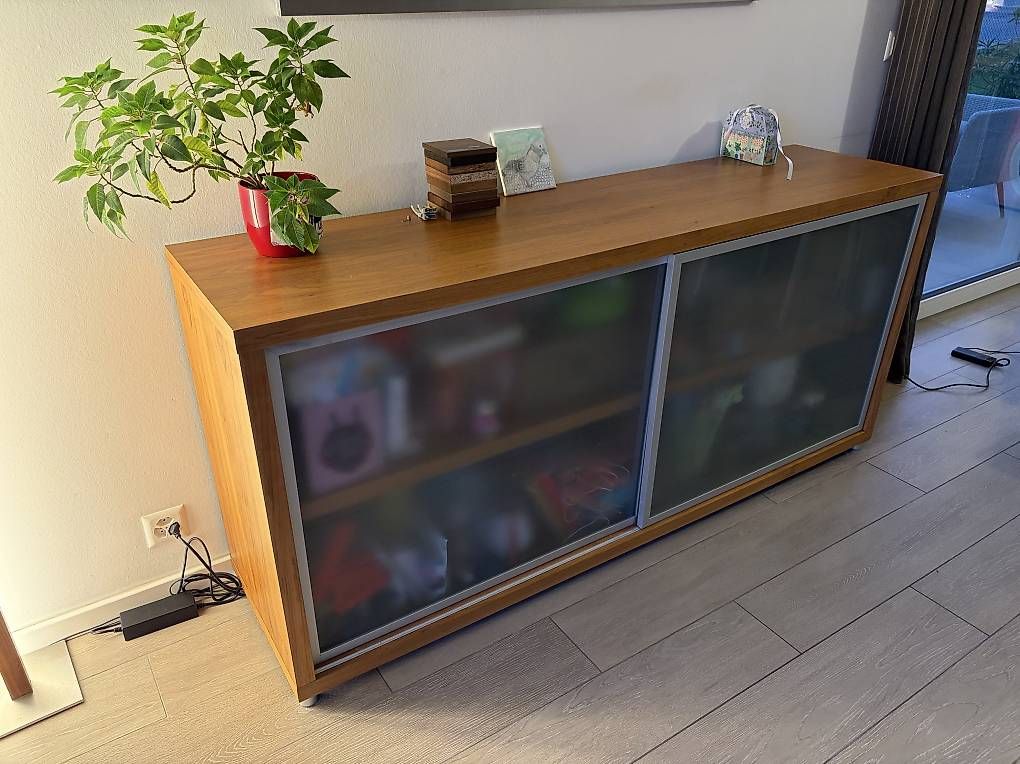Kommoden: Commode / vaisselier / Sideboard bois noyer et verre – Gebraucht aus Crissier von Joelmessa2 1