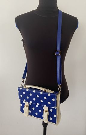 praktische Umhängetasche im Retro-Look mit weissen Punkten