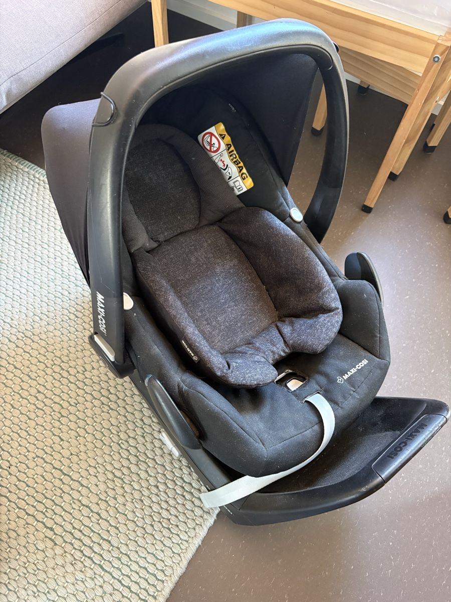 Maxi-Cosi Auto-Kindersitze: Maxi Cosi mit New Born Einsatz – Gebraucht aus Jona von hermadam