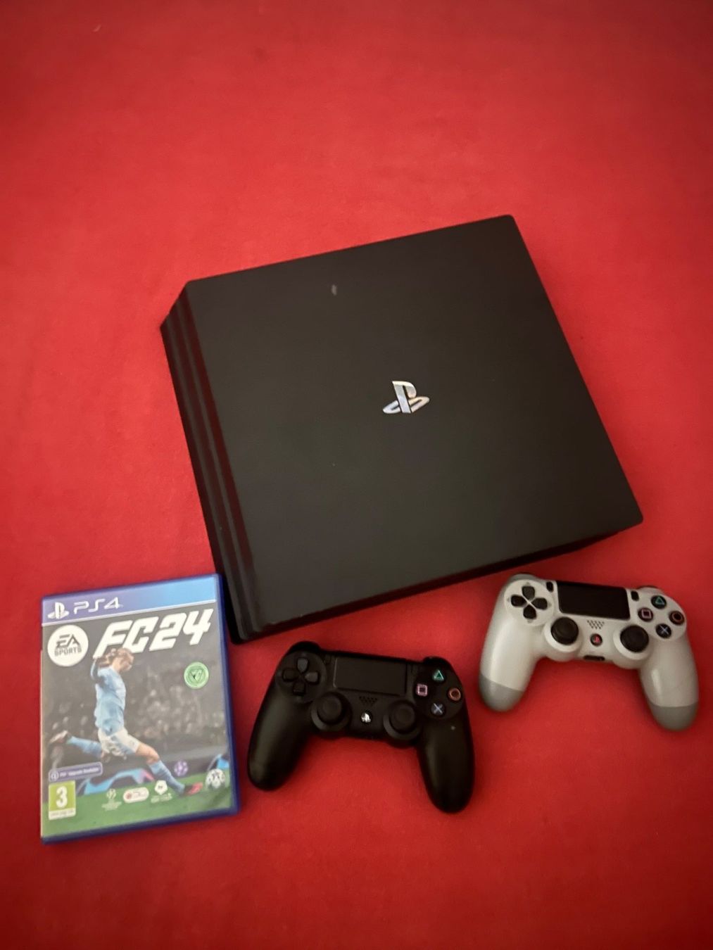 Sony Konsolen: Playsation 4 pro, 2 Controller, FIFA24 Game – Gebraucht aus Gelterkinden von jeg85