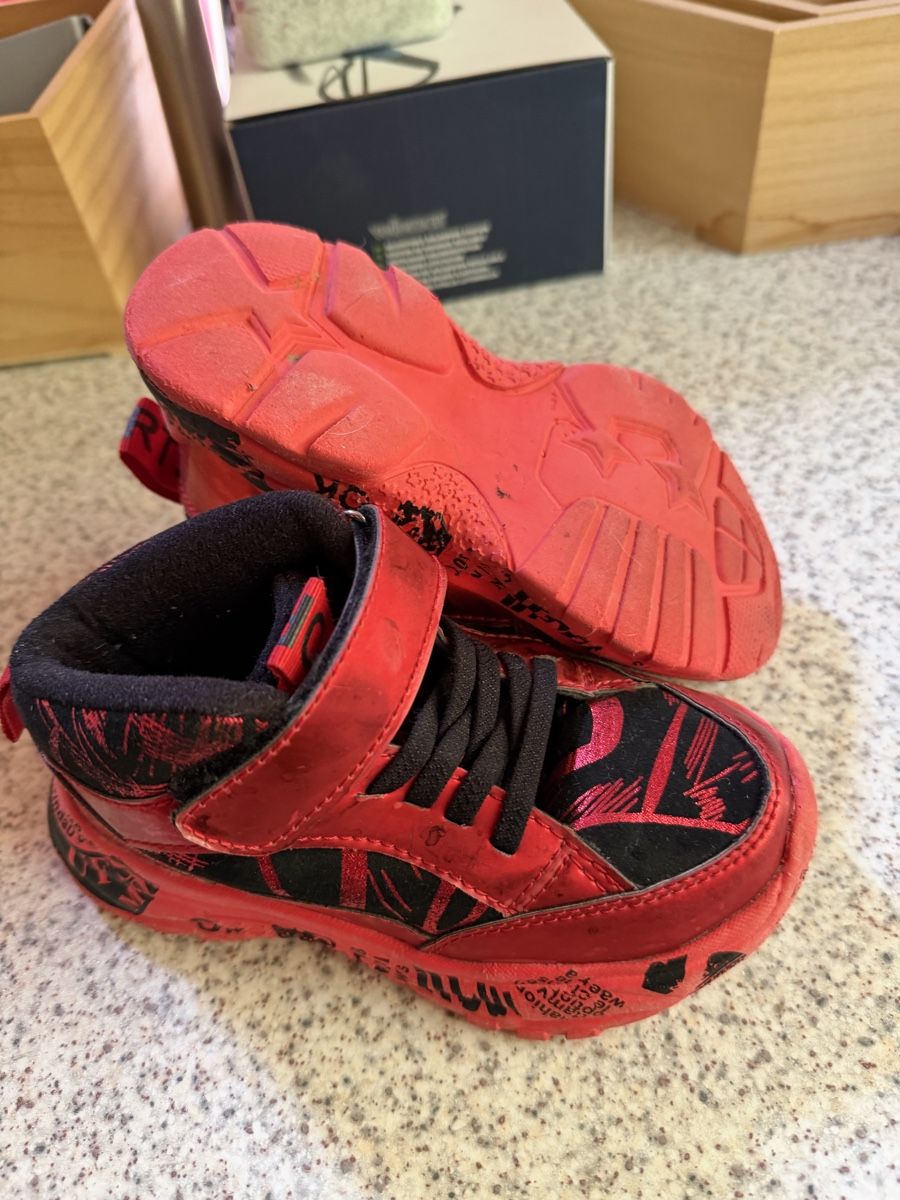 Adidas Chaussures garçon: Kinderschuhe 3x Gr.28 – D'occasion à La Garde (Sembrancher) par jan_b6mp 3