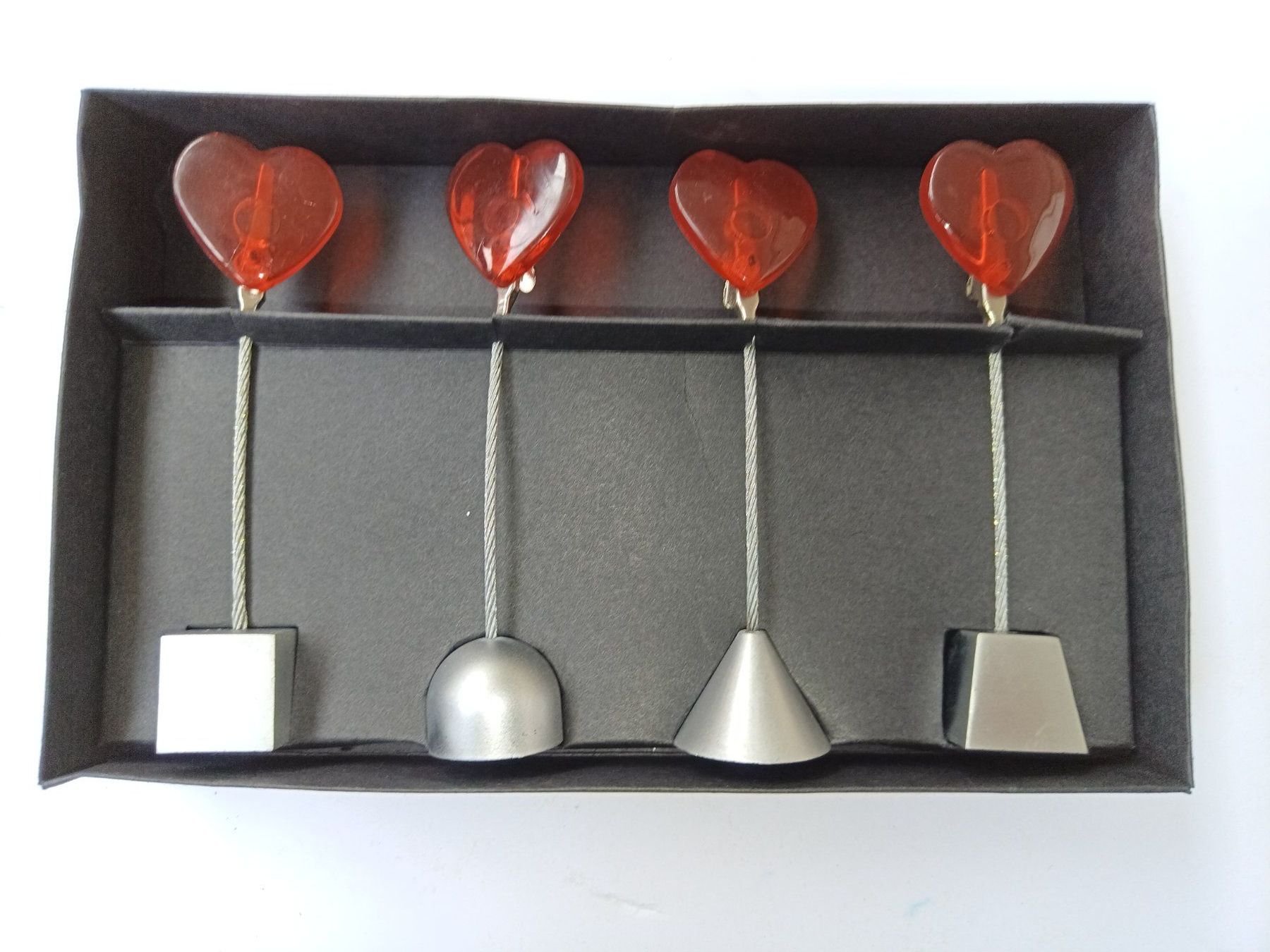 Tutte le decorazioni: 4er Set Tischkartenhalter Herz Design – Nuovo e nell'imballaggio originale da Wängi venduto da Ladys_First