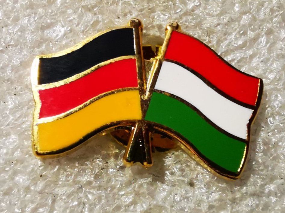Placchette & Badge: Ansteckpin 83: Flaggen – Usato da Oppligen venduto da Pin-Fall-Shop