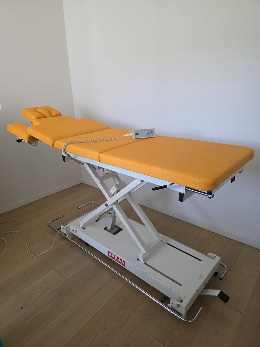 Kosmetik-& Massageliegen: Table de massage professionnelle – Gebraucht aus Bôle von chr_2pw6