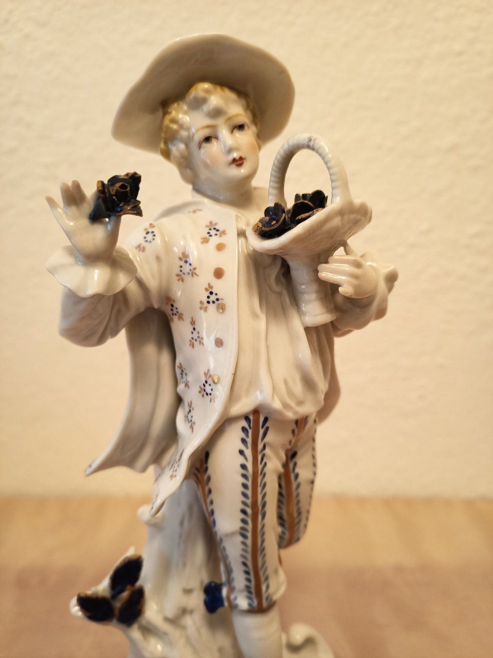 Figuren: Porzellan Sitzendorf "Junge mit Blumen" – Gebraucht aus Schwerzenbach von oldthings79 3