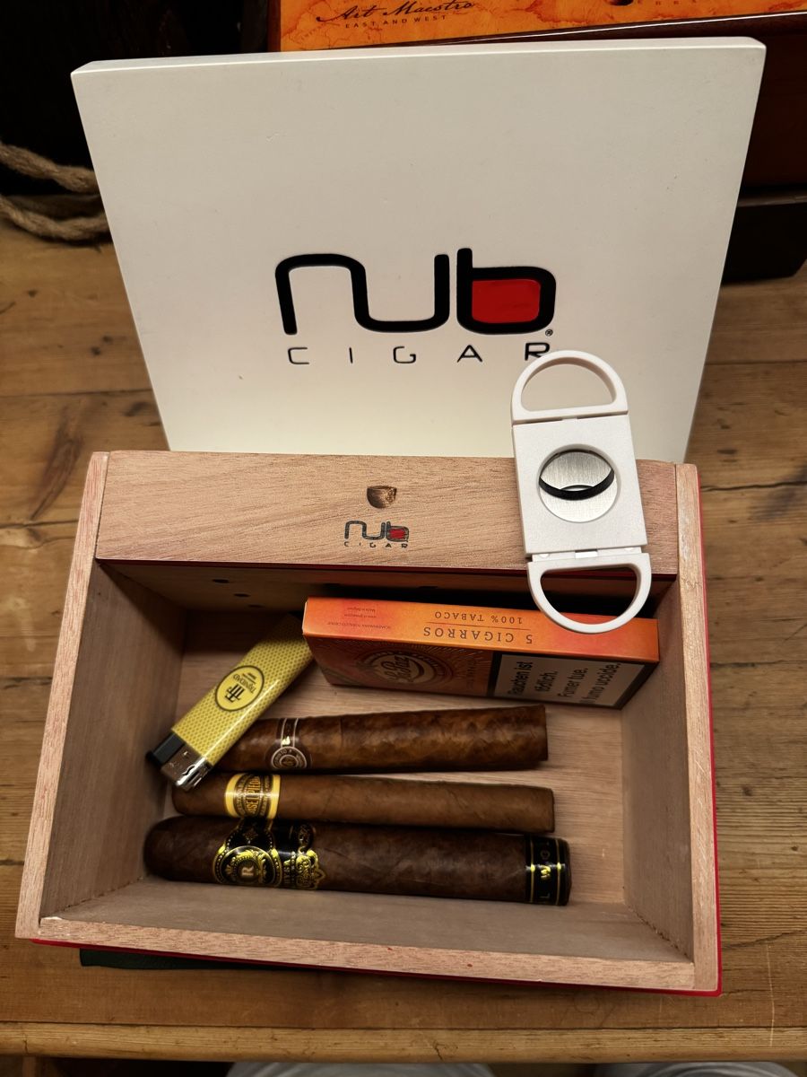 Humidor per sigari: Humidor Kiste mit Zigarren Kutter & Feuerzeug – Usato da Seuzach venduto da Wolf936 2