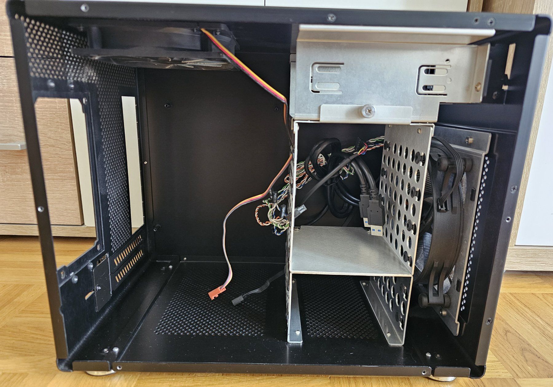 Lian Li Custodie: Lian Li PC-Q08 – Usato da Fribourg venduto da baltenspda