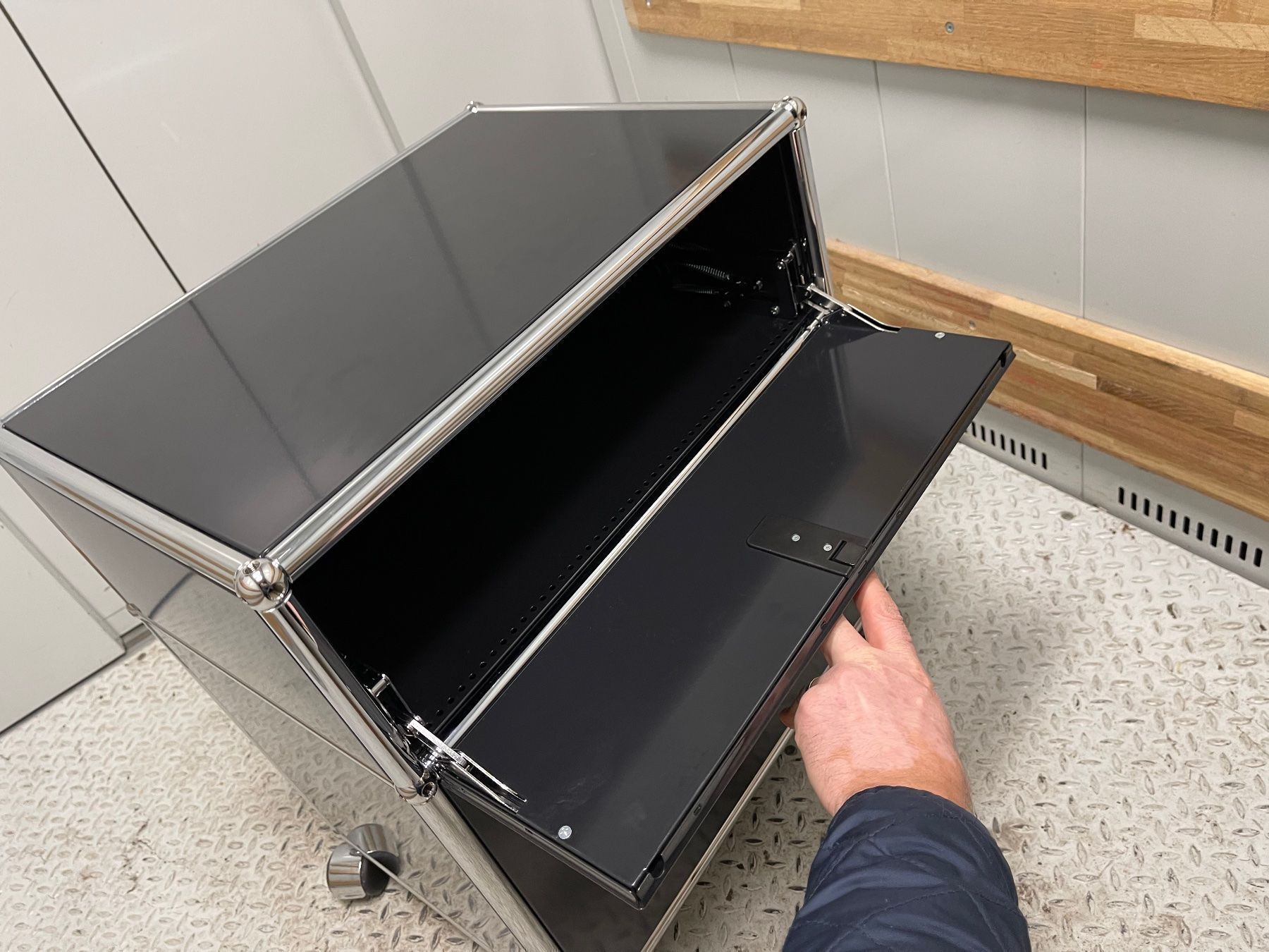 USM Cassettiere: USM Herzige Möbel in Black Lief.Gratis – Usato da Thun venduto da Thuno6 5