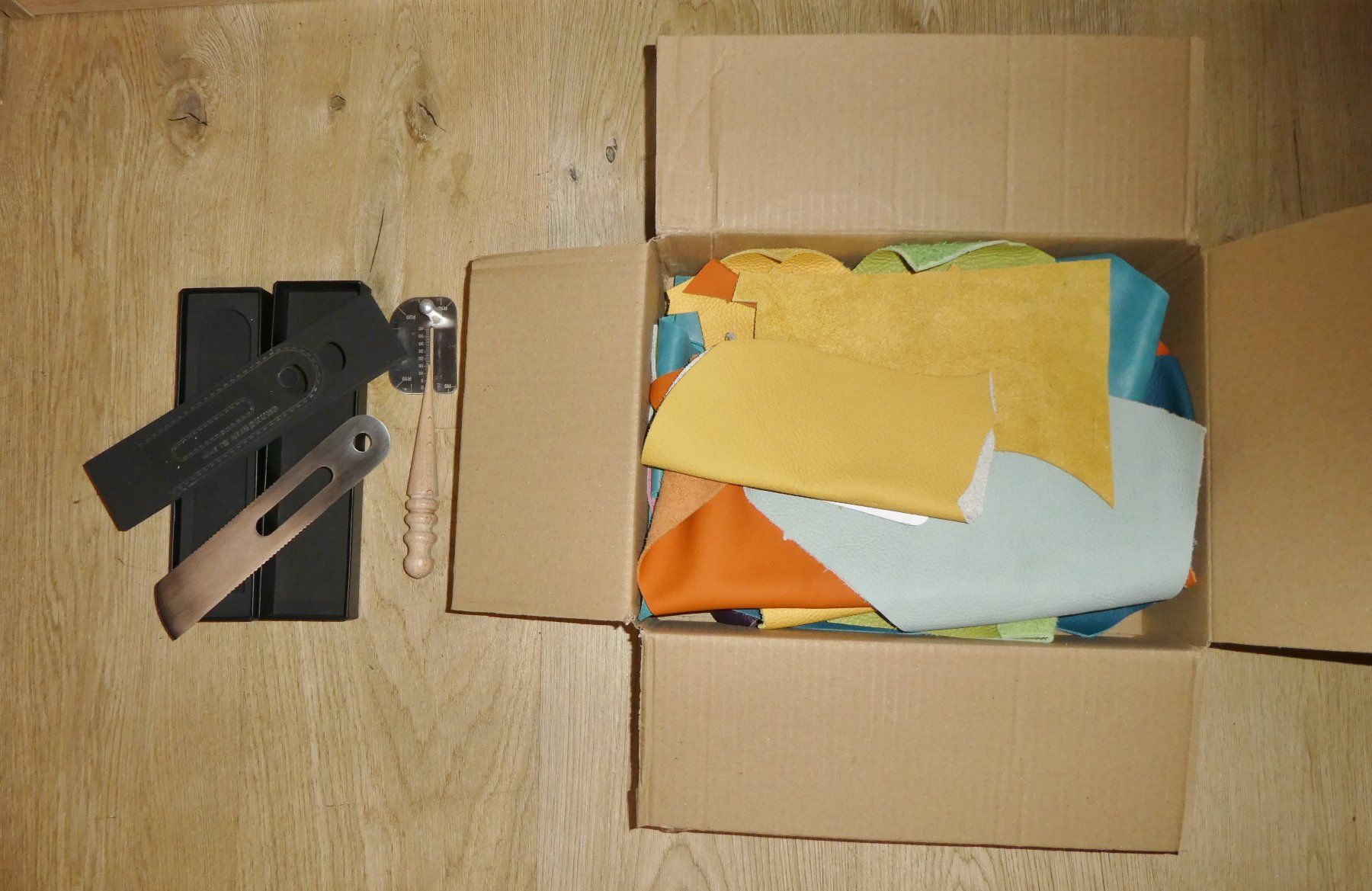 Kit bricolage: Echtes Leder Set mit Bearbeitung Zubehör. – Nuovo e nell'imballaggio originale da Siebnen venduto da GluckPilz5684