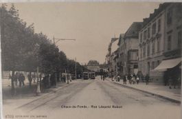 LA CHAUX-DE-FONDS  -  Rue Léopold Robert - 2 Trams (animée)