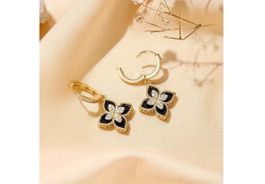 Elegante 14k vergoldete Ohrringe mit schwarzen Blumen