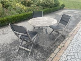 Gartentisch und Stühle