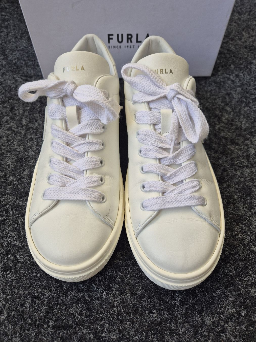 Furla Damenschuhe: Furla Sneaker Gr. 41, Talco, Neuwertig – Gebraucht aus Rotkreuz von tat_8zds 1