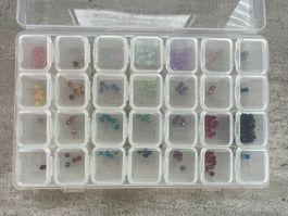 Swarovski-Kristalle 4 mm in Aufbewahrungsbox, diverse Farben