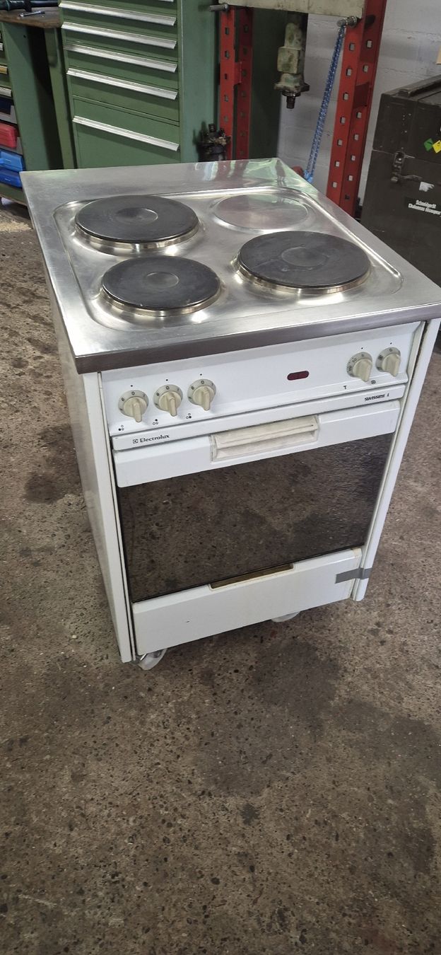 Electrolux Küchengeräte: Electrolux Herd mit 3 Kochfeldern und Backofen  – Gebraucht aus Bleiken von Zimpi45