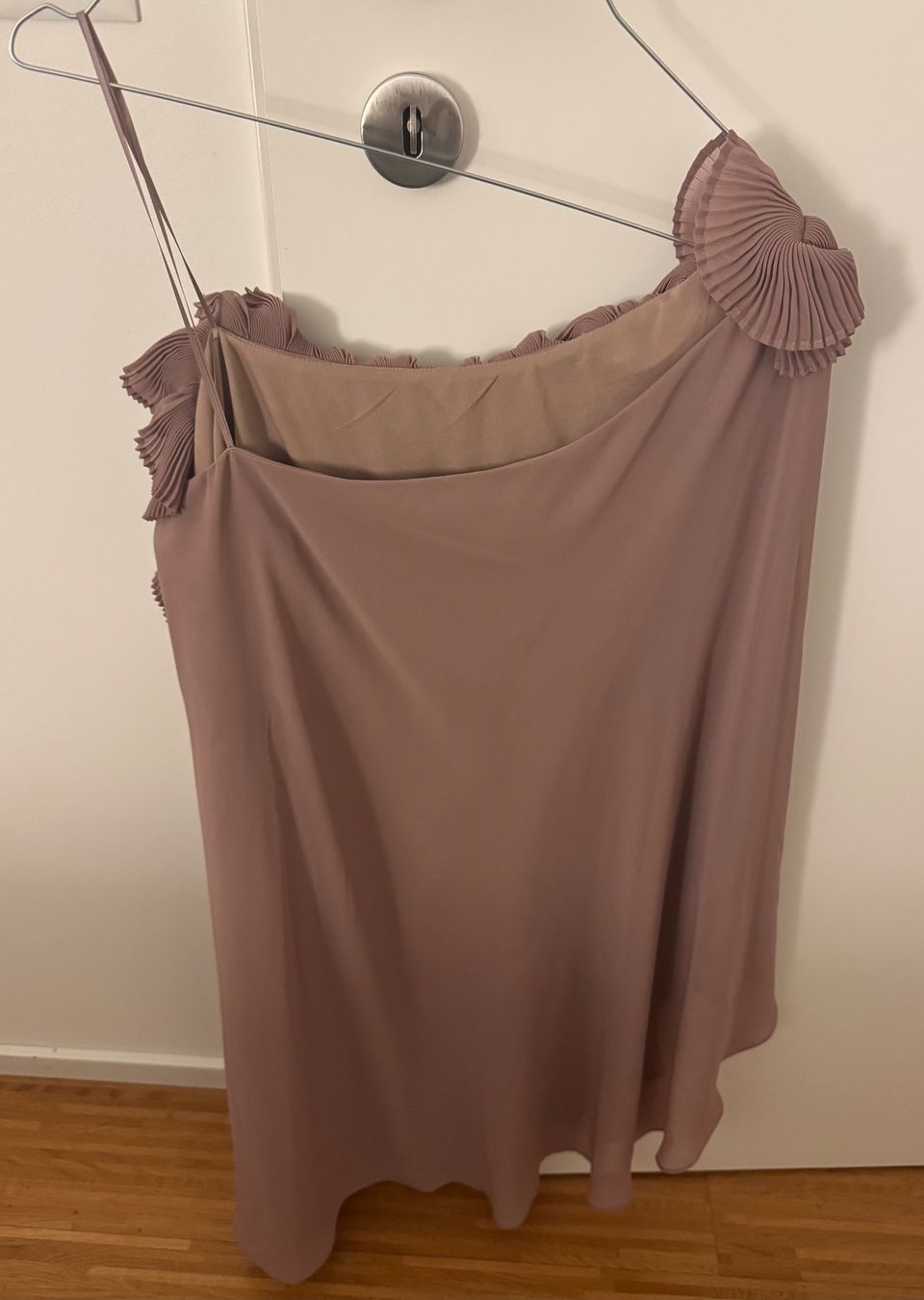 Vestiti: Edles rosa Kleid mit Rüschen – Nuovo (secondo la descrizione) da Binningen venduto da lea_5mf8 1