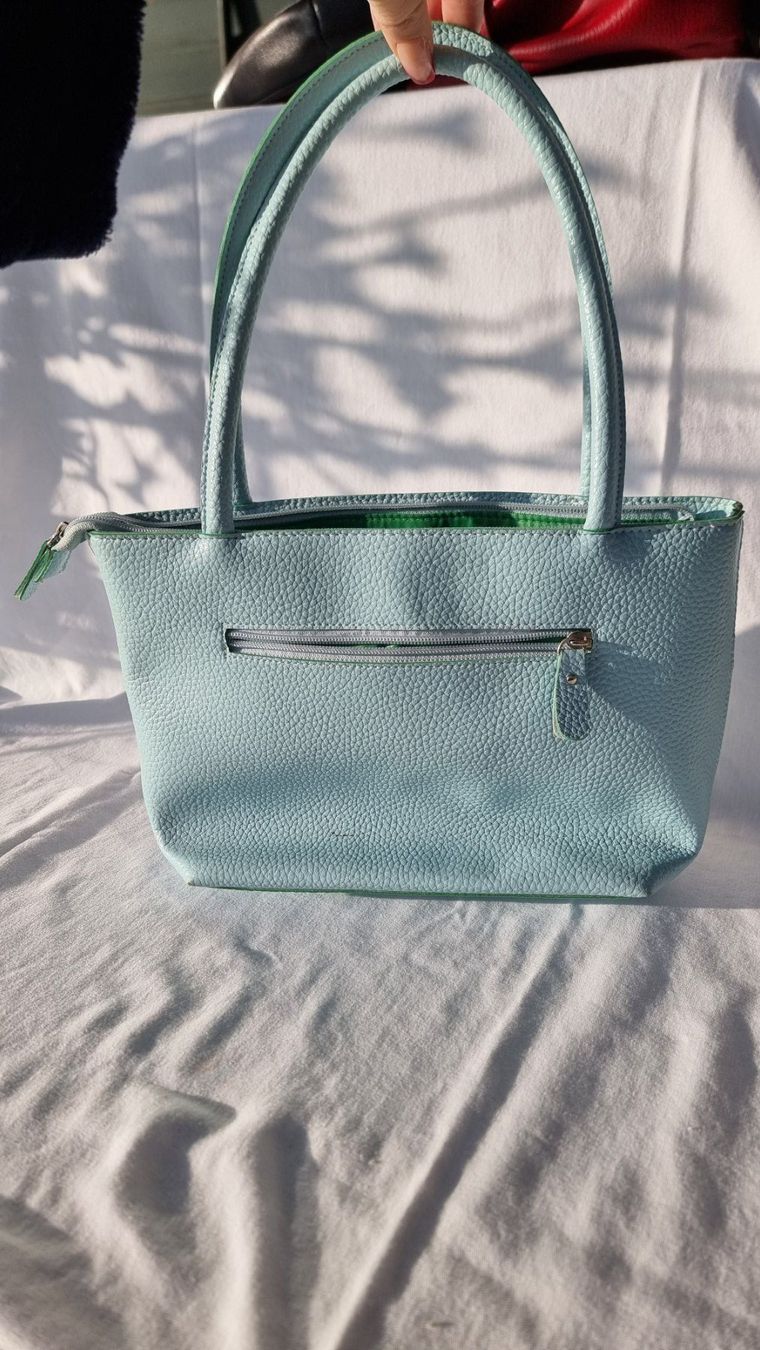 Borse da donna: Süsse Handtasche hellblau mit Blumenapplikation – Usato da Wald ZH venduto da Martin79 3