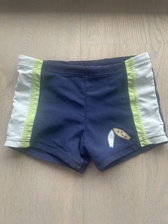 Badehose Gr. 104 für Jungs mit Surfbrett-Motiv, Top!