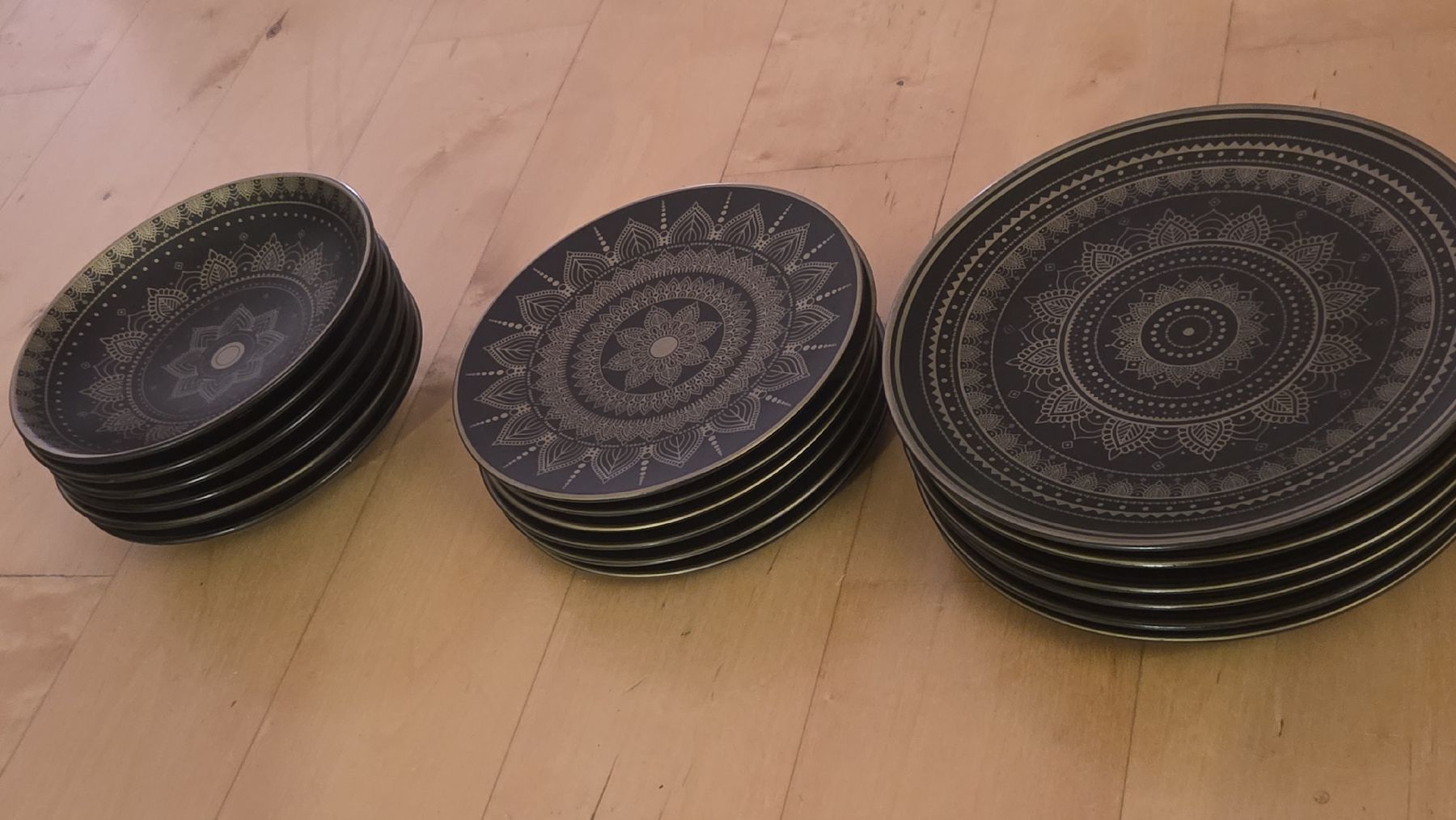Globus Geschirrsets: Teller Set schwarz mit Mandala gebraucht – Gebraucht aus Magden von dingoo 1