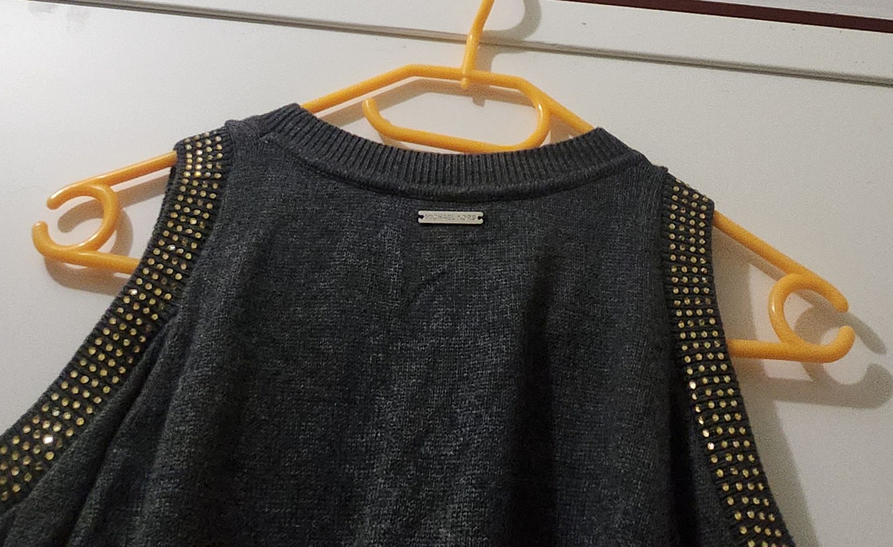 Michael Kors Maglioni & Felpe: Pull Michael Kors gris épaules dénudées taille M/L – Usato da Niedergösgen venduto da Eva2410 2