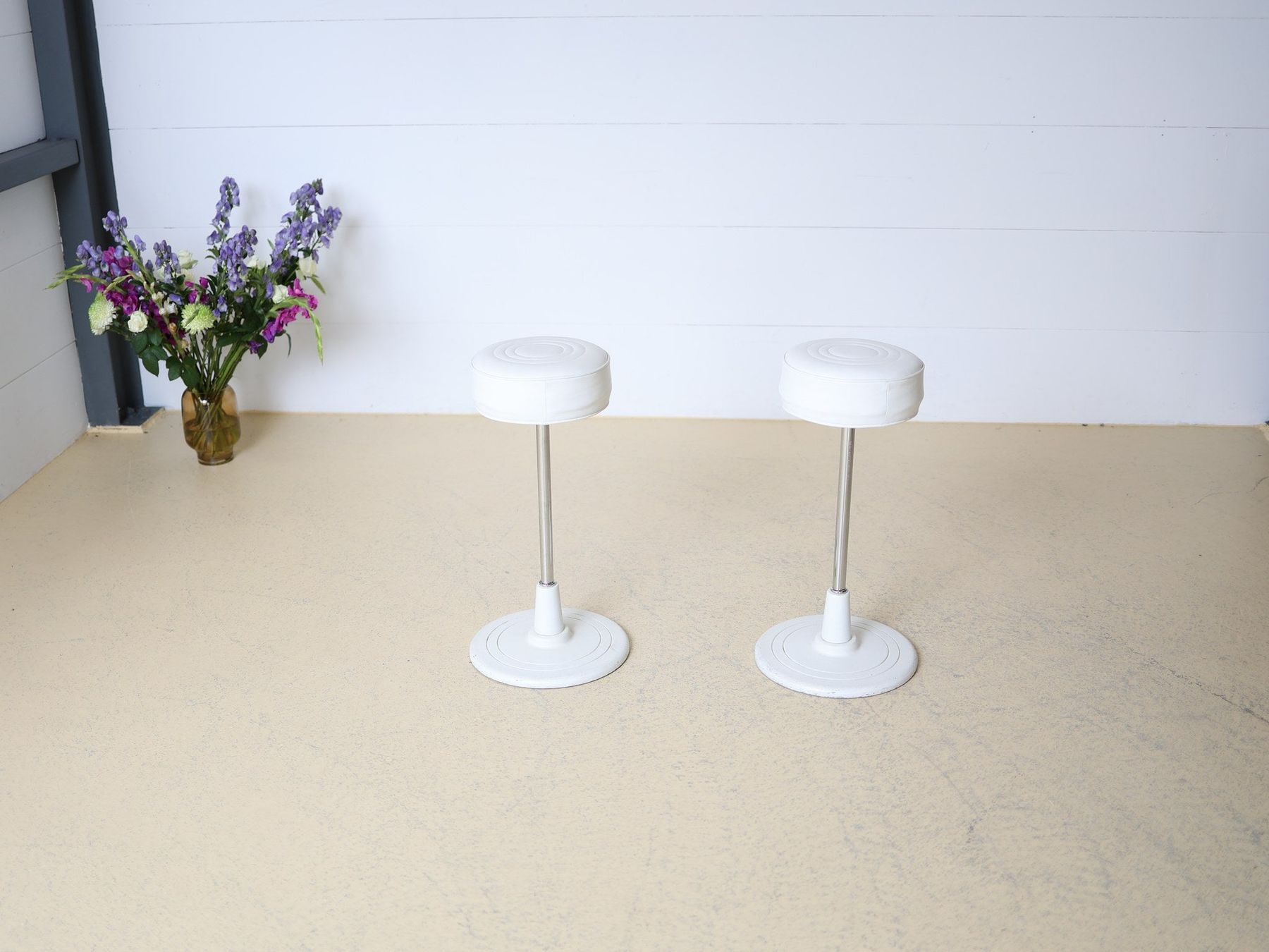 Hocker: Eileen Gray Barhocker | Weiss, Chrom – Gebraucht aus Meinisberg von atelier_TILIJA 4