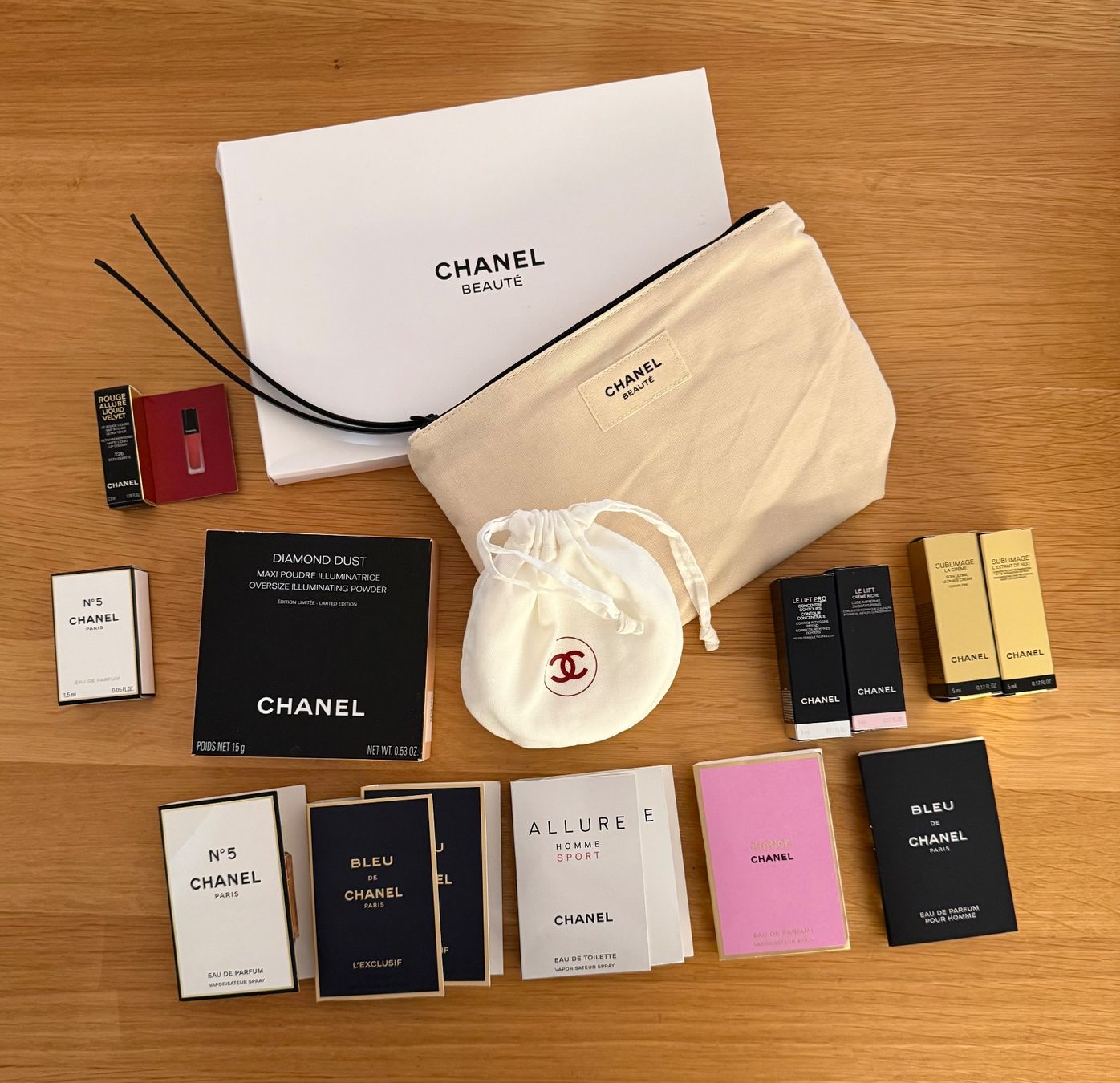 Chanel Make-up: Chanel Diamond Dust Illuminating Powder + Beauté Set / Luxus – Neu (gemäss Beschreibung) aus Basel von Rouge.