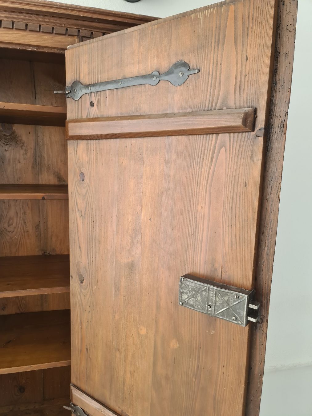 Schränke: Antiker Schrank – Gebraucht aus Uster von Cruleye 6