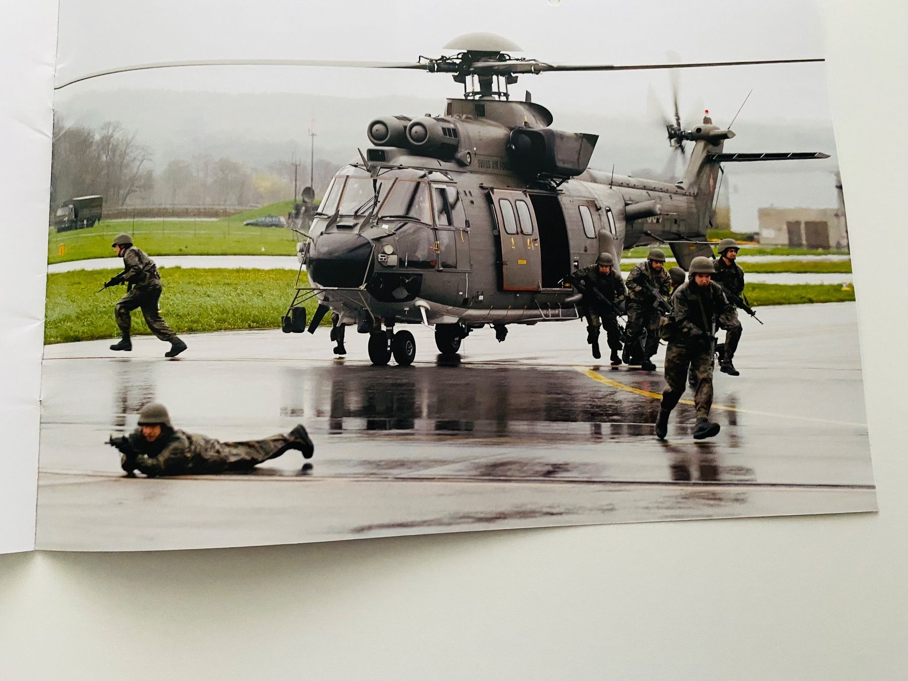 Schweizer Armee Dokumente: Schweizer Luftwaffe Swiss Air Force Heft 24 Seiten 2013 – Gebraucht aus Müswangen von buyin 8