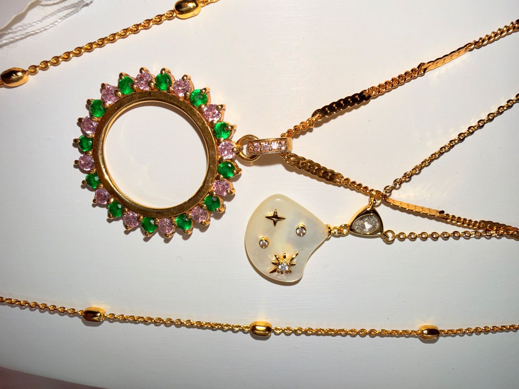 Altri gioielli: Ensemble de trois colliers dorés neufs – Nuovo e nell'imballaggio originale da St-Maurice venduto da Sandrinette123 1