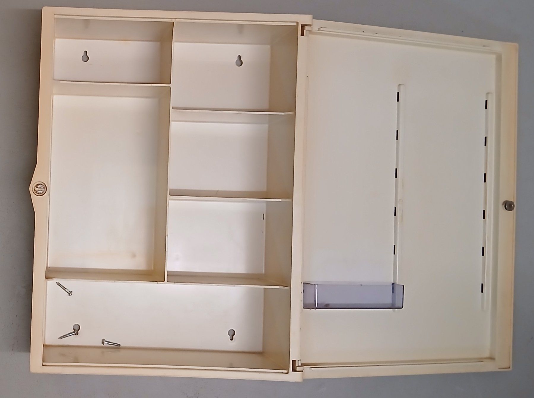 Schränke: Spiegel-Schrank – Gebraucht aus Sissach von mar_xc7r 1