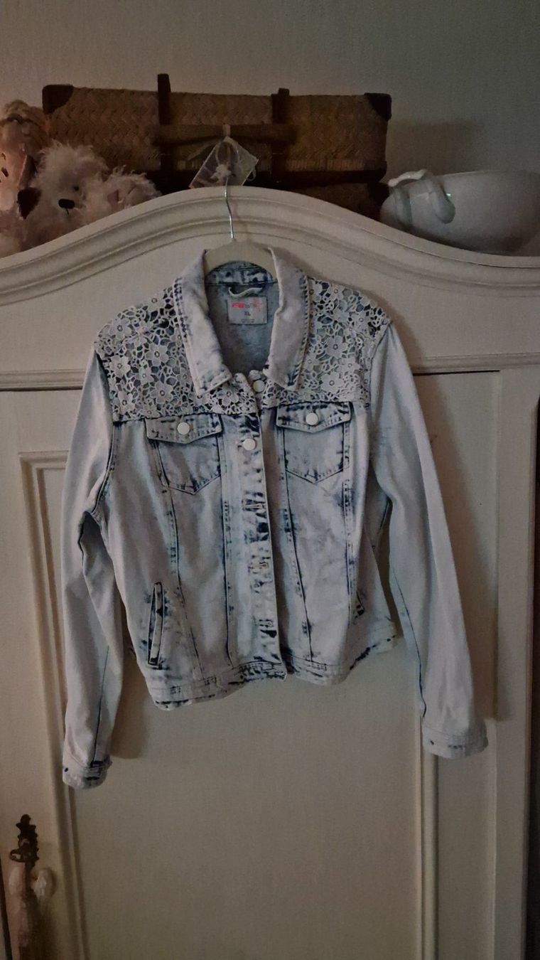 Giacche: Jeansjacke FB Sister hellblau mit Spitzen – Usato da Rütihof venduto da SonneMondSterne1985