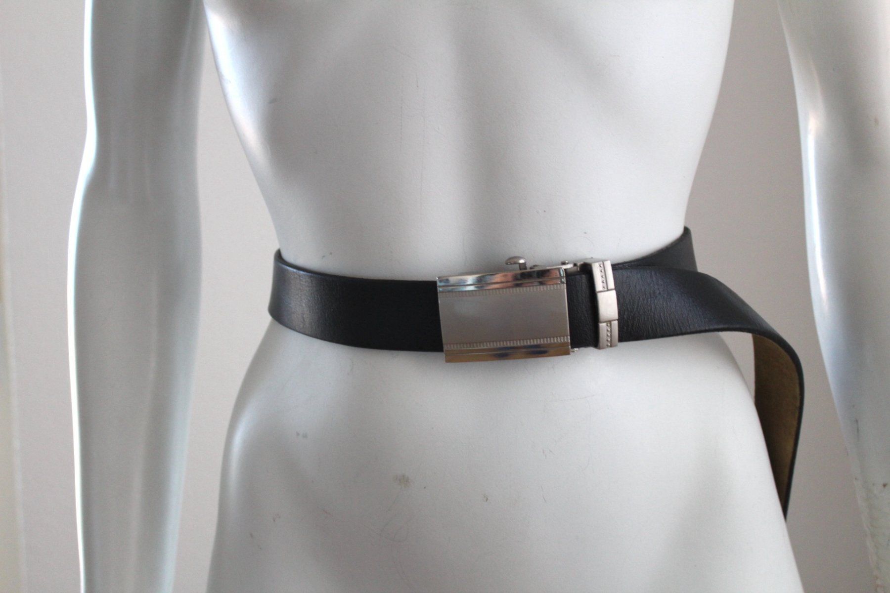 Gürtel: Gurt, verm. Leder, 107 x 3 cm. – Gebraucht aus Locarno von madame-tus-sauds