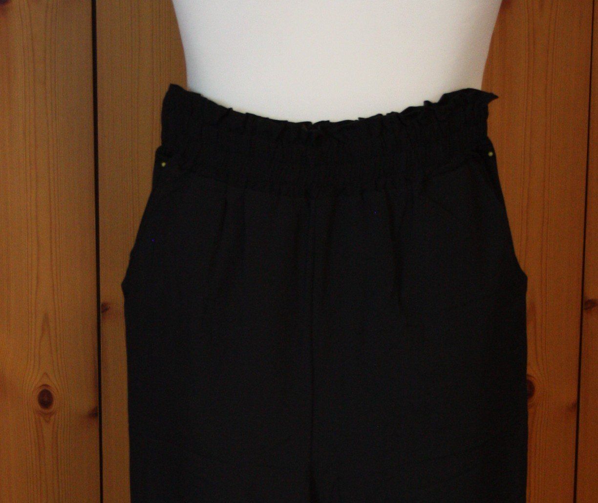 Pantaloni: Leichte Sommer-Hose m. elastischem Bund schwarz Gr. L – Usato da Flüelen venduto da Diversicum-Textil 1