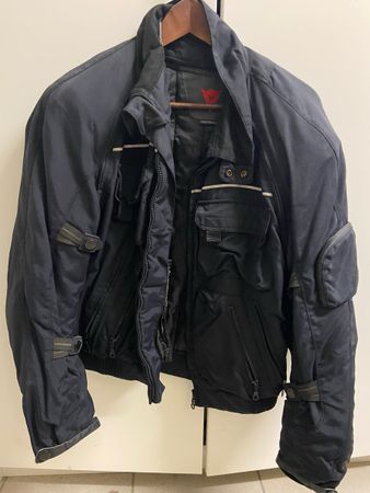 Veste de moto Dainese taille 48, parfait pour l'hiver!