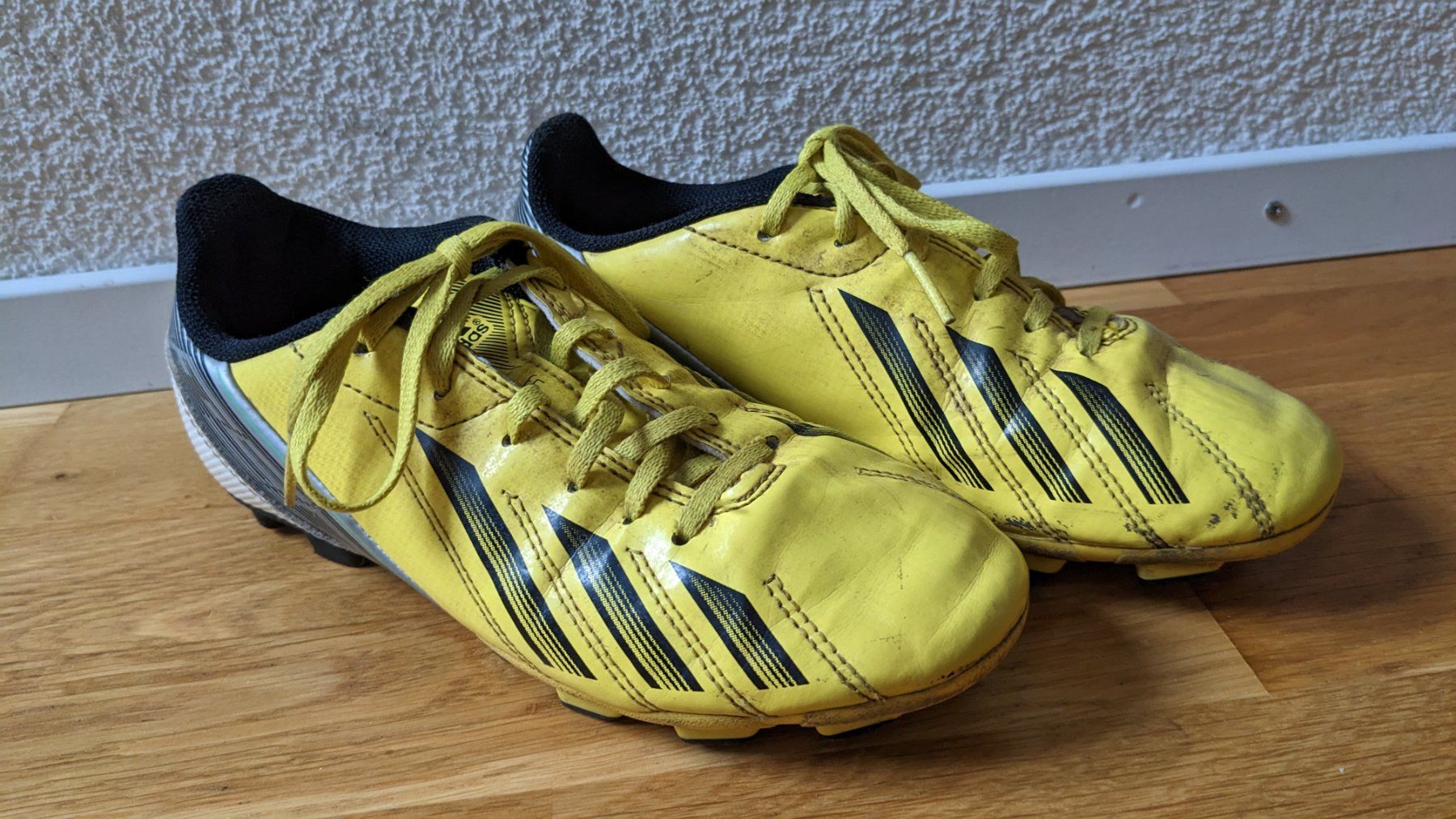 Adidas Scarpe da uomo: Fussballschuhe ADIDAS Gr. 35 – Usato da Sutz venduto da Rawypp