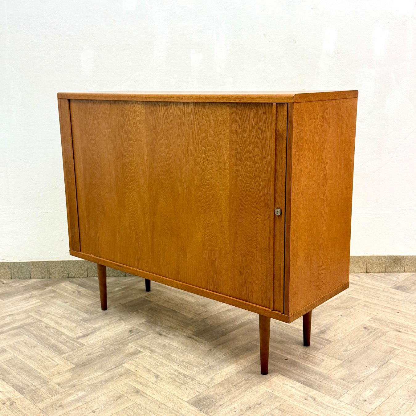 Cassettiere: Mid Century Sideboard mit Tambour-Doors ab 1.00CHF – Usato da basel venduto da vintory.ch