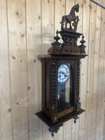 Antike Wand Penderluhr mit Pferdefigur Holz um 1900