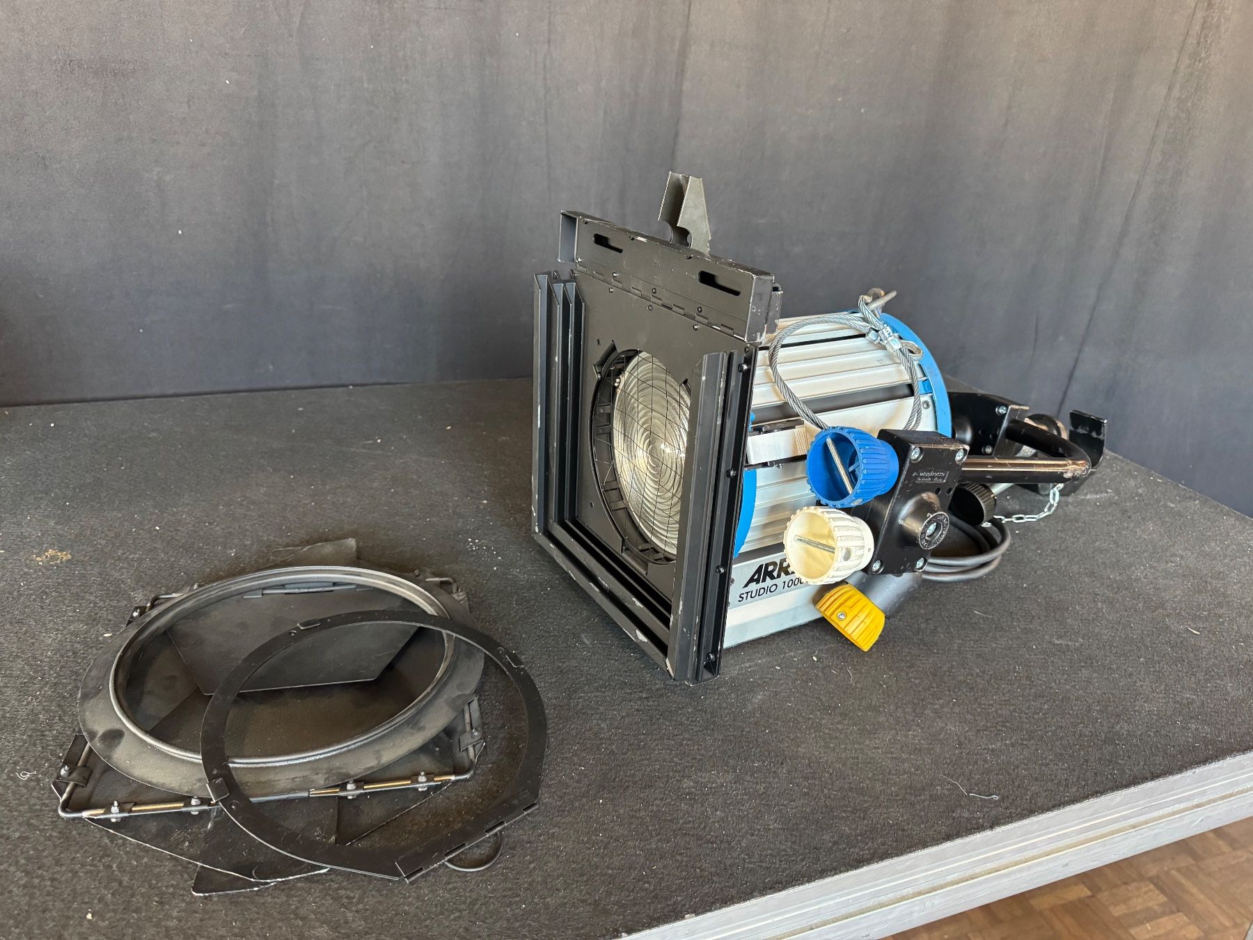 Scheinwerfer: ARRI Studio 1000 Fresnel Scheinwerfer Occasion – Gebraucht aus Urtenen-Schönbühl von nuancegmbh