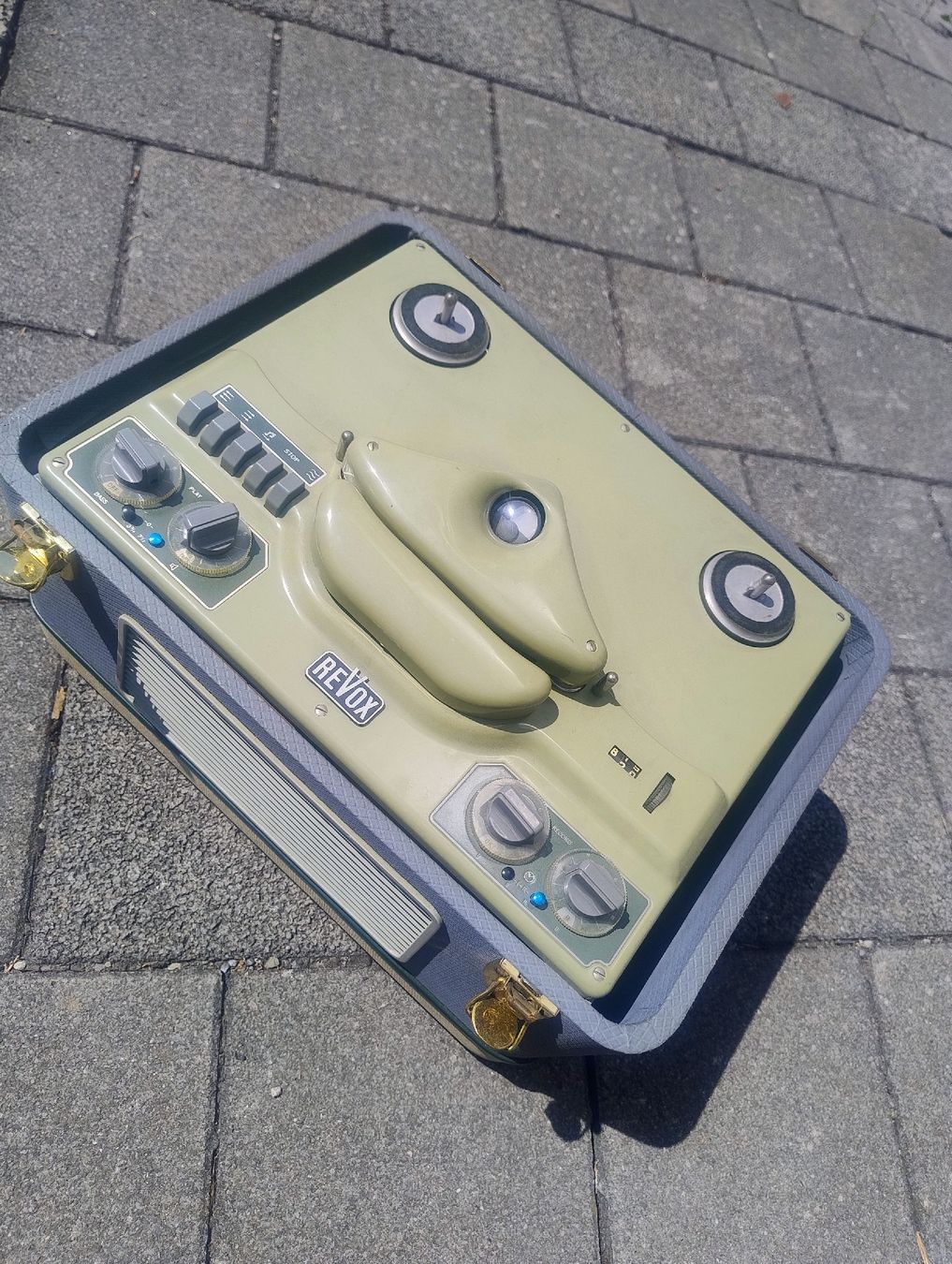 Revox Bandmaschinen: blaue Revox D36 – Defekt aus Lütisburg Station von Flero