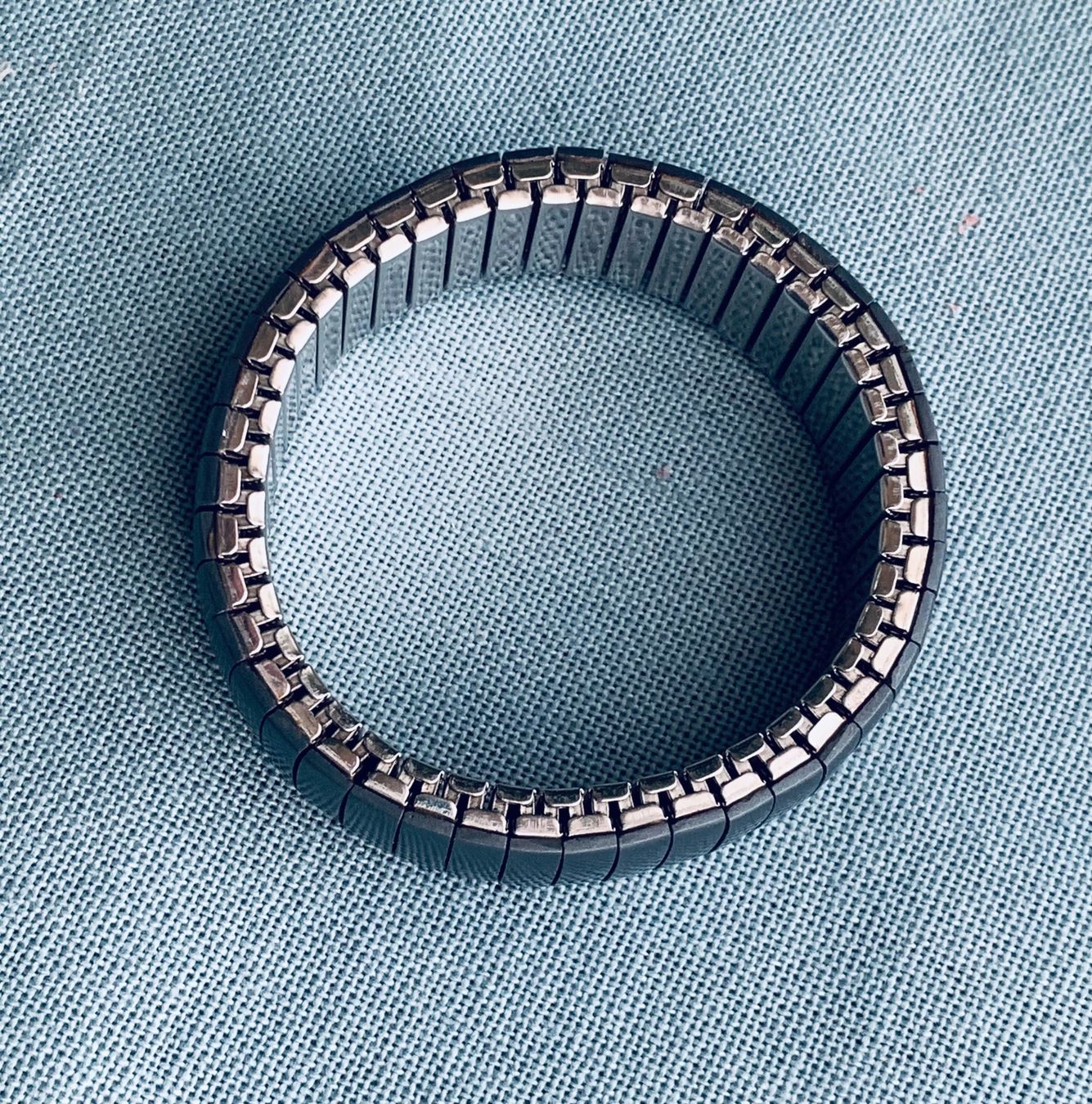 Armbänder & -reifen: Armband dehnbar mit Hämatit – Gebraucht aus Bern von Flora.Sonea 1