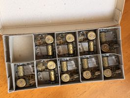 Lot de 9 mécanismes de boîte à musique Reuge.