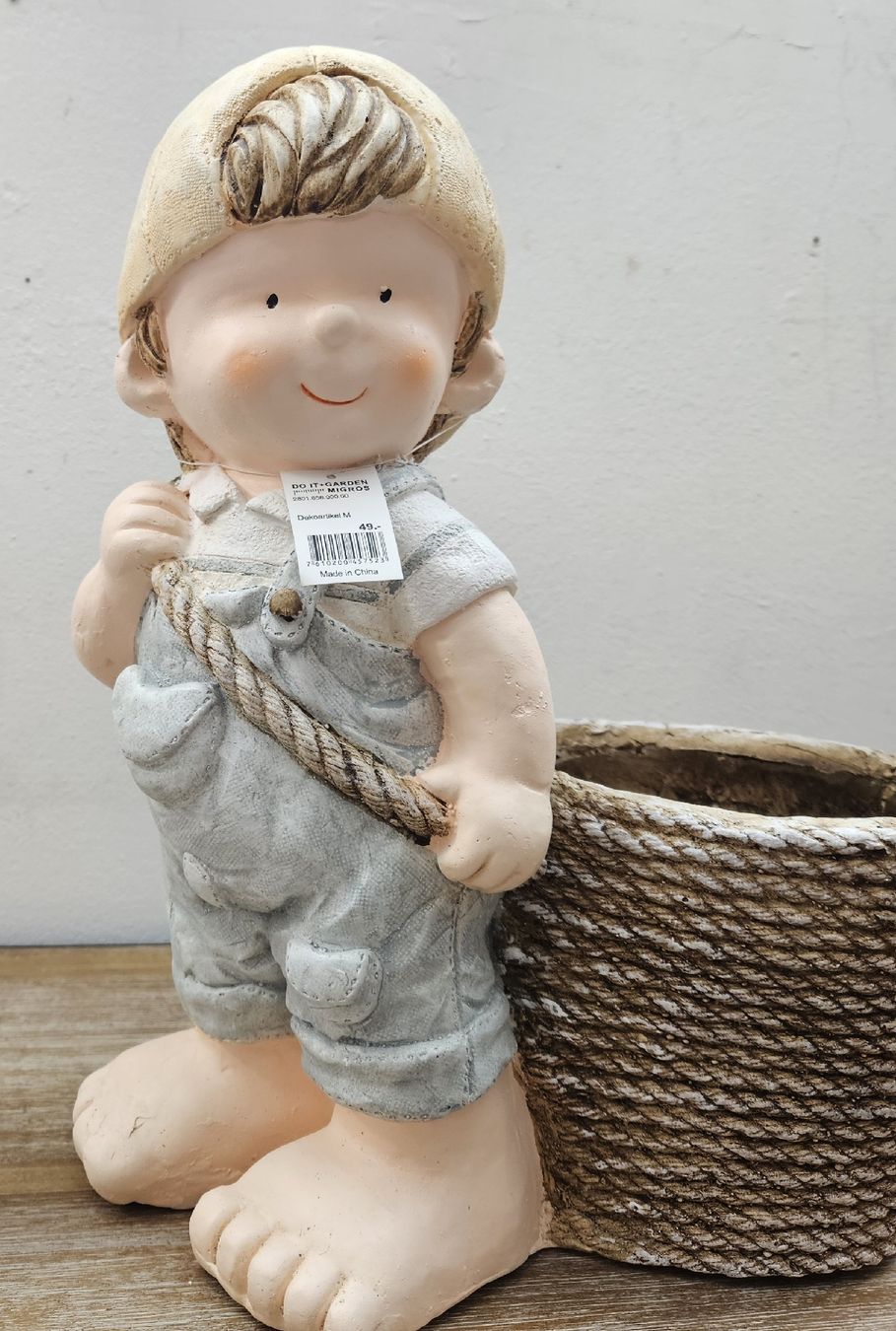 Figuren: Gartenfigur Knabe "Neu" – Neu und originalverpackt aus Uster von esko.swiss