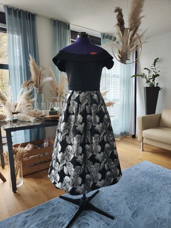 Apart Glamour Kleid schwarz silber Grösse 36 neuwertig