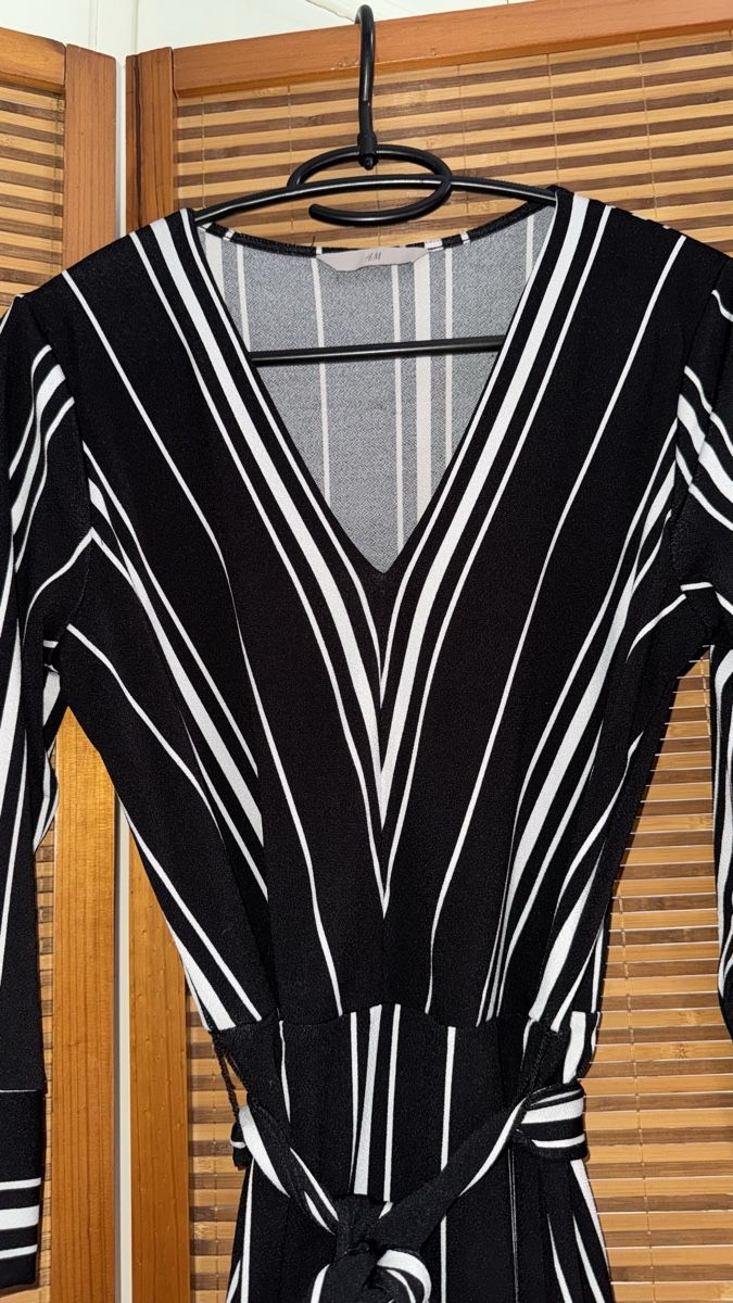 H&M Robes: Kleid H&M, 38 schwarz/weiss – D'occasion à Gümligen par morticiaaddams 1